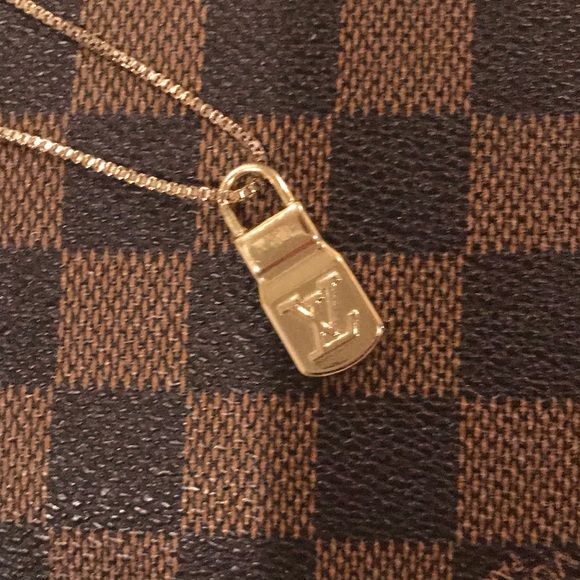 lv zipper pull
